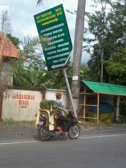 Nyaris Roboh, Papan Reklame Wisata Lumajang Tak Dihiraukan